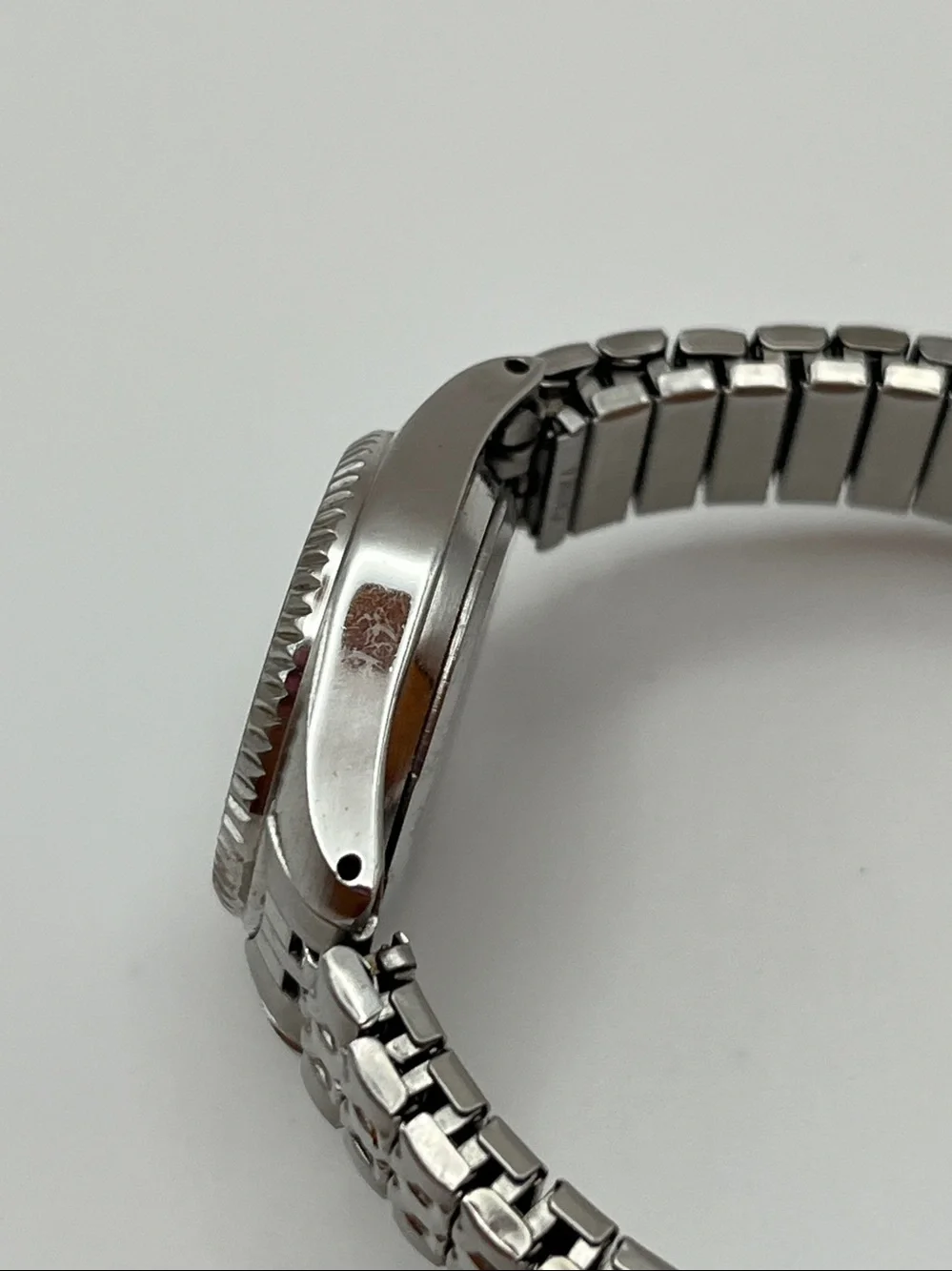 Silver Quartz Analog Watch with White Dial and Expandable Band